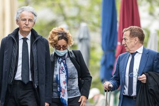 "Brigitte", la femme qui accuse Tariq Ramadan de l'avoir violée, se rend au Palais de justice de Genève entourée de ses avocats François Zimeray et Robert Assaël.